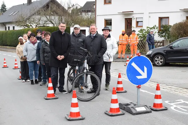 Mehr Sicherheit für Radfahrer: Zur Information über die geplante Verkehrsmaßnahme in Roßtal trafen sich Landrat Bernd Obst, Roßtals Bürgermeister Rainer Gegner sowie Vertreterinnen und Vertretern des Staatlichen Bauamts Nürnberg, der Straßenmeisterei und des Kreistags. | Foto: Landratsamt Fürth