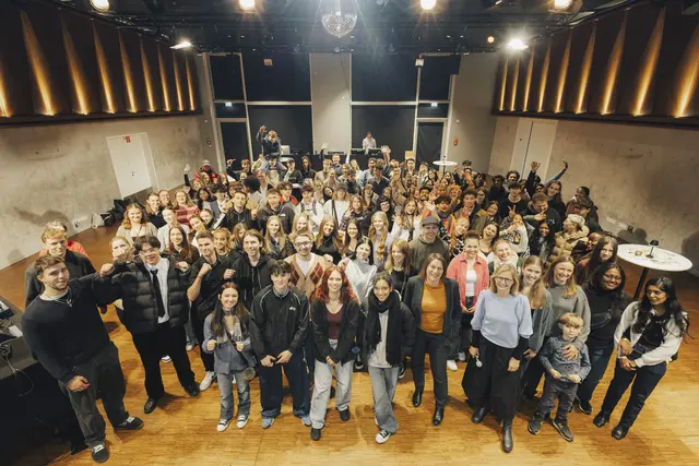 Freiwilligendienstleistende des Jahrgangs 2025/2026 und Veranstalter in der Kulturwerkstatt auf AEG. | Foto: Stadt Nürnberg/ Giulia Iannicelli