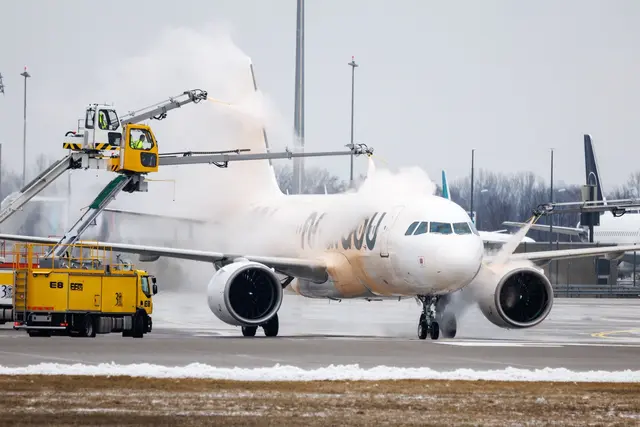Das Enteisen eines Flugzeuges kann je nach Wetter bis zu 45 Minuten dauern.  | Foto: Matthias Balk/dpa