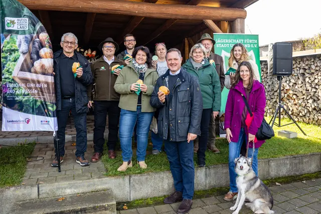 Ließen es sich schmecken: Landrat Bernd Obst gemeinsam mit den Verantwortlichen der Jägerschaft Fürth sowie den Mitgliedern der Initiative „Gutes aus dem Fürther Land“ beim Besuch des fünften Jägermarktes in Rütteldorf. | Foto: Landratsamt Fürth