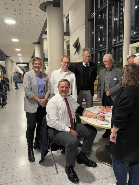 Die Gelegenheit zum Blutdruckmessen nutzte Landrat Bernd Obst. Im Bild: (v.l.n.r.) Martina Eckmüller, GesundheitsregionPlus Landkreis Fürth, Landrat Bernd Obst, Dr. med. Andreas Hermann, Gemeinschaftspraxis in Zirndorf, Prof. Dr. med. Harald Rittger, Chefarzt der Medizinischen Klinik 1 am Klinikum Fürth sowie Dieter Schneider, Ehrenamtlicher Beauftragter der Deutschen Herzstiftung. | Foto: Landratsamt Fürth