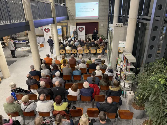 Erneut gut besuchtes Herzseminar im Foyer des Landratsamt in Zirndorf. Vor Ort waren außerdem ein Stand der Deutschen Herzstiftung und ein Team des Gesundheitsamtes, das zum kostenlosen Blutdruckmessen eingeladen hat. | Foto: Landratsamt Fürth