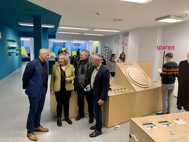 Thomas Bedall, Schulleiter der Hans-Böckler-Schule, Evi Kurz, Vorstandsvorsitzende des Ludwig-Erhard-Initiativkreis Fürth e.V., Horst Müller, Wirtschaftsreferent Fürth und Dr. Thomas Jung, Oberbürgermeister Fürth. (von links) | Foto: Stadt Fürth/Claudia Wunder