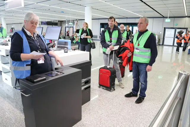 Letzte Kontrolle vor der Gangway, doch der Flieger hebt nicht ab: Komparsen überprüfen Abläufe am neuen Flugsteig. | Foto: Dominik Bartl/dpa