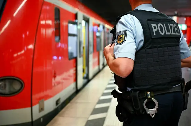 Die schärferen Regeln sollen in der Vorweihnachtszeit, bis Anfang Januar an den Bahnhöfen in Nürnberg und Augsburg gelten.  | Foto: Sven Hoppe/dpa
