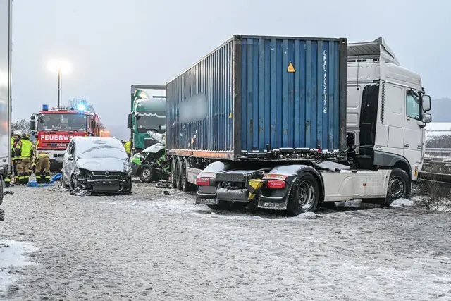 Auf der Autobahn 93 starben bei diesem Unfall drei Menschen.
 | Foto: Jason Tschepljakow/dpa
