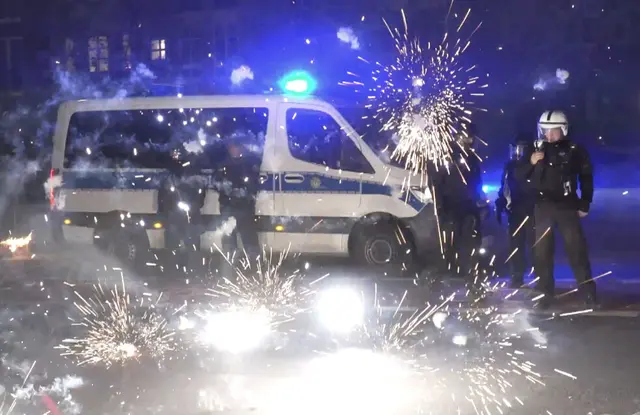 Auch Polizisten kommen während der Böllerei bisweilen in Gefahr. | Foto: © Julius-Christian Schreiner/TNN/dpa (Archiv)