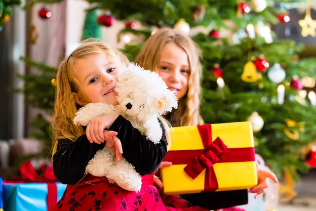 Die Wunschbaum-Aktion in der Innenstadtbibliothek läuft noch bis 12. Dezember 2025. | Foto: Kzenon/stock.adobe.com