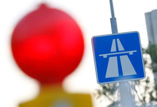 Ein beschädigter Gullydeckel sorgt für einen Unfall auf der Autobahn 9.  | Foto: Florian Schuh/dpa