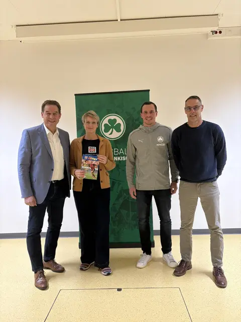 Markus Braun, 2. Bürgermeister der Stadt Fürth, Katja Meinecke-Meurer, Geschäftsführerin Tessloff Verlag, Edgar Prib, SpVgg Greuther Fürth und Michael Stiegler, Rektor Grundschule Seeackerstraße. | Foto: Tessloff Verlag