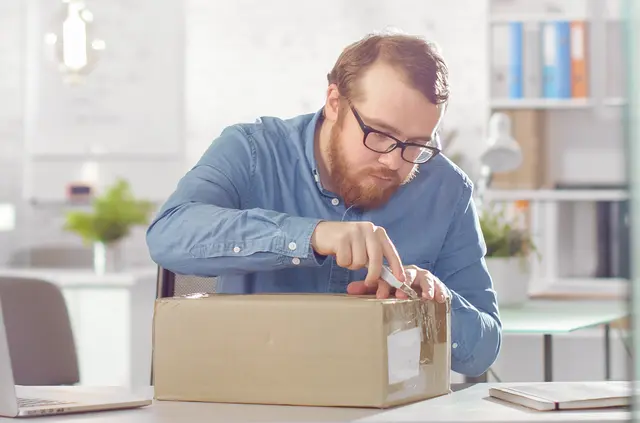 Nicht immer entspricht der Inhalt eines Paketes den Vorstellungen des Kunden. | Foto: Gorodenkoff-stock.adobe.com (Symbolbild)