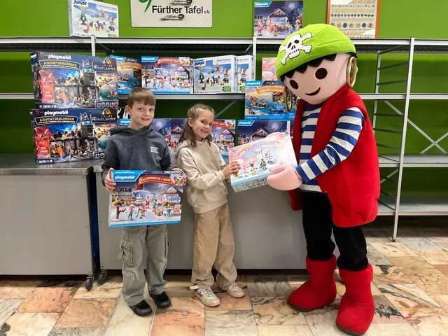 Lea und Bastian freuen sich gemeinsam mit dem PLAYMOBIL-FunPark-Maskottchen Rico über ihre Adventskalender – eine Spende der Horst Brandstätter Group an die Fürther Tafel. | Foto: Horst Brandstätter Group