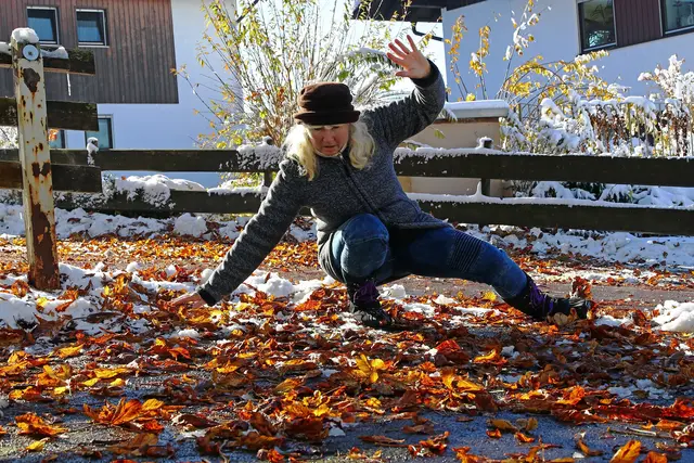 Die Kombination aus Laub, Schneeresten und gefrierender Nässe ist besonders gefährlich. | Foto: Astrid Gast-stock.adobe.com (Symbolbild)