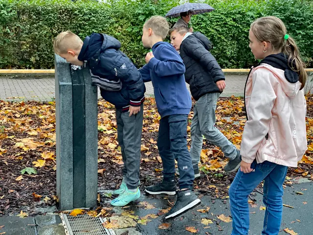 Ob an heißen Sommertagen oder beim Spielen im Herbst: Die Nürnberger Trinkwasserbrunnen, wie hier in der Annette-Kolb-Anlage, sind eine Bereicherung und sorgen für eine kleine Erfrischung zwischendurch. | Foto: André Winkel / Stadt Nürnberg
