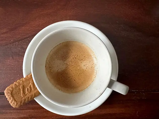 Total  angesagt 2025: Frischer Kaffee und dazu ein kleiner Karamellkeks.  | Foto: Gregor Tholl/dpa (Archivbild)