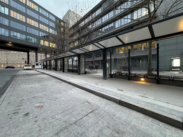 Mit zusätzlichen Sitzbänken, Windschutzwänden und Überdachungen bietet der Zentrale Omnibusbahnhof ab sofort eine verbesserte Aufenthaltsqualität für Busreisende.
 | Foto: André Winkel / Stadt Nürnberg