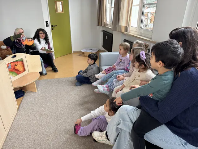 Sabina Loch (Stadtbücherei) und die ehrenamtliche Vorleserin Semra Coban Steyer lesen den Kindern der Kita Villa Wirbelwind zweisprachige Geschichten vor.  | Foto: Stadt Roth