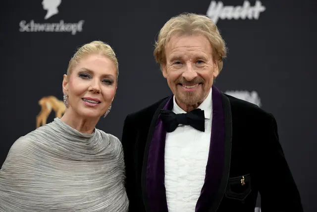 An Gottschalks Seite ist Ehefrau Karina. | Foto: Felix Hörhager/dpa (Archivbild)