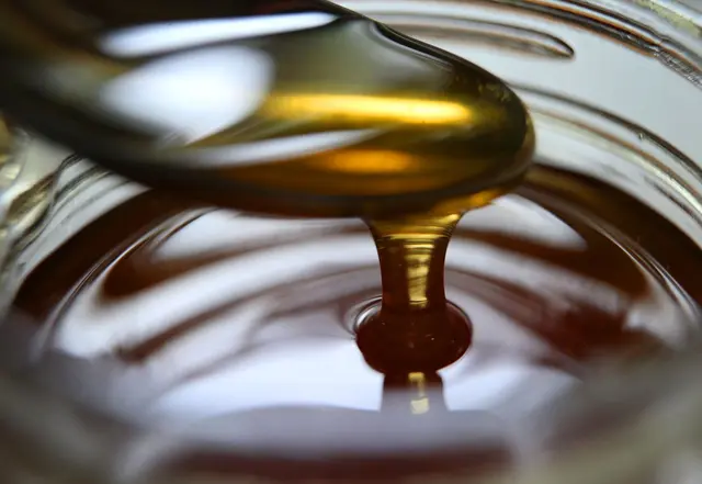 Wissen von wo es kommt: Honiggläser müssen künftig alle Herkunftsländer samt Mengenanteilen ausweisen. | Foto: Karl-Josef Hildenbrand/dpa (Symbolbild)