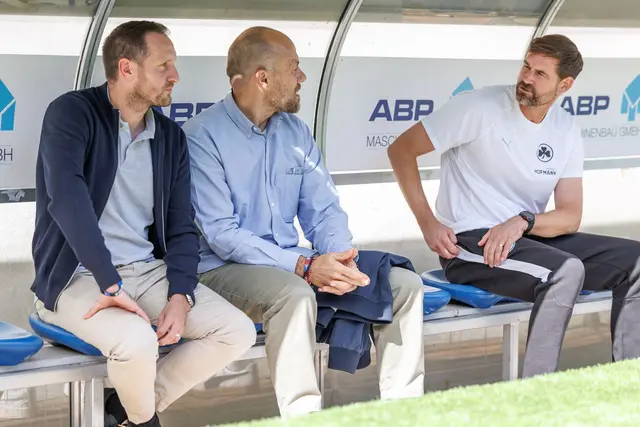Die Wege der Fürther Verantwortlichen und von Trainer Kleine (rechts) haben sich getrennt. (Archivbild) | Foto: Andreas Gora/dpa