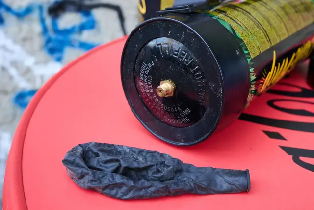 Lachgas hatte sich zur beliebten Partydroge gemausert und wird oft über einen Luftballon konsumiert.  | Foto: Annette Riedl/dpa (Symbolbild)