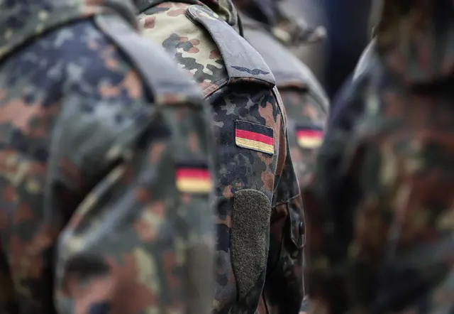 Junge Leute bekommen bald Post von der Bundeswehr. | Foto: Hannes P. Albert/dpa (Archivbild)