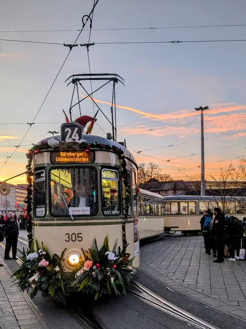 Glühwein-Zug abfahrtbereit am Nürnberger Hauptbahnhof.
 | Foto: © Freunde der Nürnberg-Fürther Straßenbahn e.V.