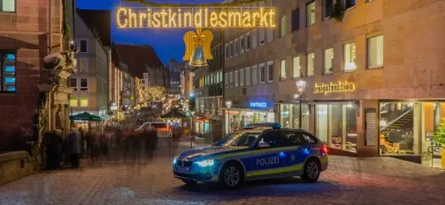 Rund 25.000 Besucher wollten den Prolog des Christkindes zur Eröffnung miterleben.  | Foto: Polizeipräsidium Mittelfranken