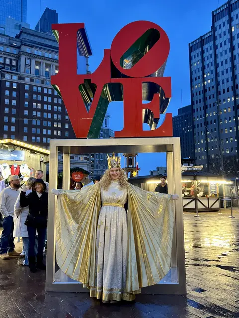 Nelli Lunkenheimer besucht das „Christmas Village Philadelphia“ Im „Love Park“. | Foto: Hanna Quitterer / Stadt Nürnberg)