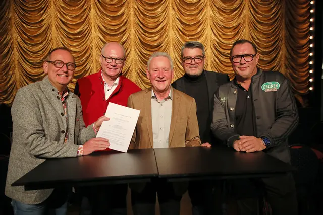 Volker Heißmann, Martin Rassau, OB Thomas Jung, Marcel Gasde und Michael Urban (v.l.). | Foto: Jürgen Friedrich