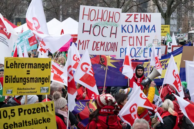Bei der bisher letzten Tarifrunde vor zwei Jahren verliehen Lehrkräfte und Hochschulbeschäftigte ihrer damaligen Forderung nach 10,5 Prozent mehr Gehalt mit Aktionen und Warnstreiks Nachdruck, hier in Dresden. | Foto: Sebastian Kahnert/dpa (Archivfoto)