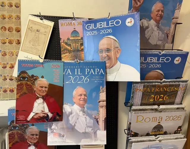 Selbst vom 2005 verstorbenen Papst Johannes Paul II. gibt es noch Kalender.

 | Foto: Christoph Sator/dpa