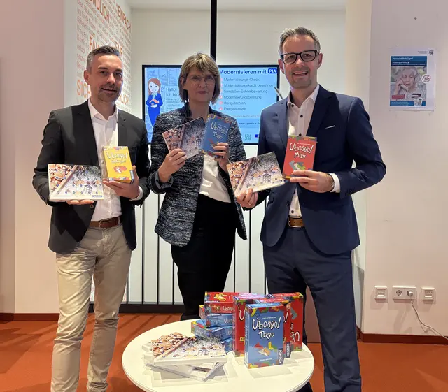 Dr. Benedikt Döhla, Referent für Soziales, Jugend und Kultur der Stadt Fürth, Luise Peschke, Amtsleiterin Jugendamt Fürth, und Martin Kriegmeier, Vertriebsleiter der Sparda-Bank Nürnberg am Standort Fürth, bei der diesjährigen Adventskalenderaktion in Fürth. | Foto: Kontext