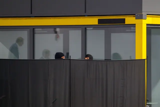 Zeitweise wurden Sichtschutzwände vor dem Angeklagten aufgestellt, weil die Zeugin ihm nicht ins Gesicht sehen wollte. | Foto: Klaus-Dietmar Gabbert/dpa