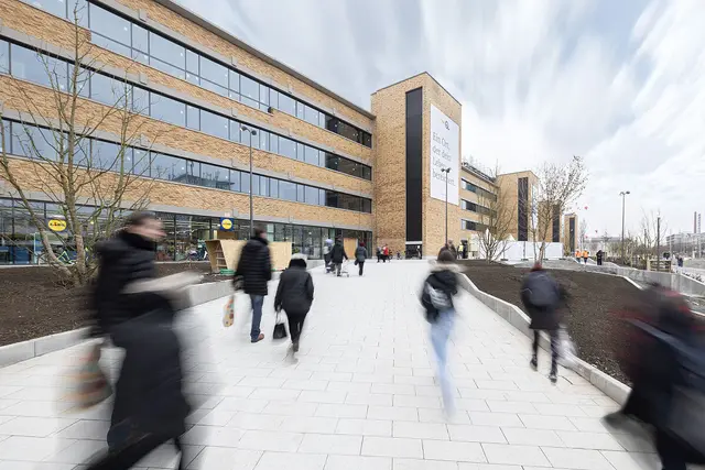 Eröffnungstag im Nürnberger Quelle-Gebäude: Der neue Zugang zu REWE, Lidl und Müller belebt erstmals seit Jahren das Erdgeschoss des denkmalgeschützten Neufert-Baus.
 | Foto: © Bayerische Versorgungskammer | ACCUMULATA, Fotograf: Jonathan Kielkowski