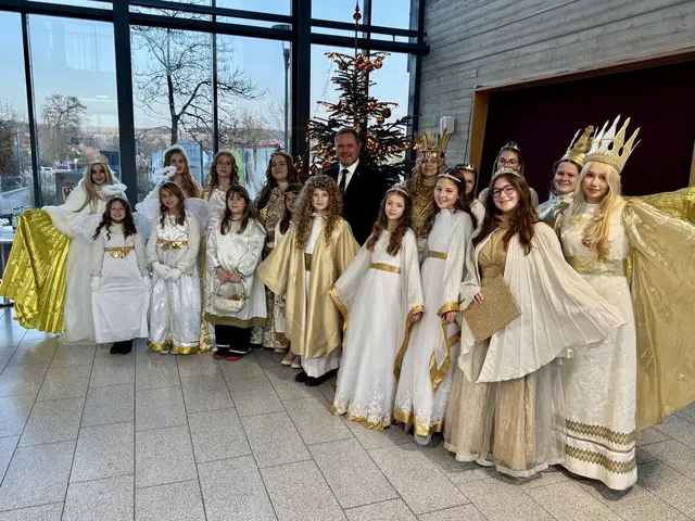 Insgesamt 17 Christkinder und Engel aus den Städten und Gemeinden im Landkreis Fürth begrüßte Landrat Bernd Obst im Landratsamt in Zirndorf. Er danke ihnen für ihr Engagement in der Vorweihnachtszeit und wünschte viele schöne Besuche auf den Weihnachtsmärkten in der Region. | Foto: Landkreis Fürth