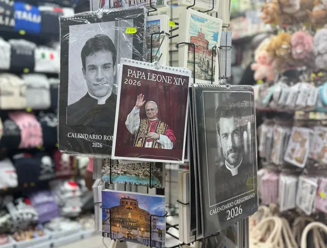 Rund um den Petersdom werden Kalender von Papst Leo XIV. sowie echten und falschen Priestern verkauft. | Foto: Christoph Sator/dpa
