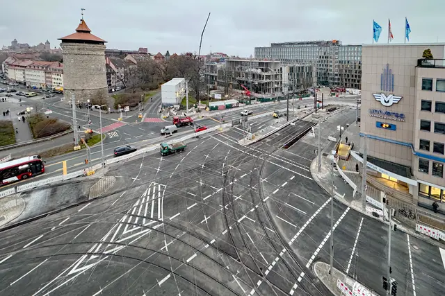 Ab Dienstag, 9. Dezember 2025, wird die Baustelle am Rathenauplatz aufgelöst. Dank der Unterstützung der Polizei, ist die Zufahrt in die Altstadt auch während der Umstellung jederzeit möglich. | Foto: André Winkel / Stadt Nürnberg
