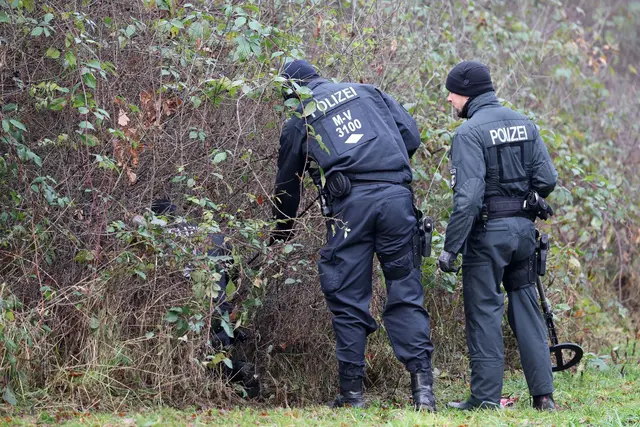 Nach Auskunft von Staatsanwaltschaft und Polizeipräsidium Rostock waren rund 20 Beamte im Einsatz. | Foto: Bernd Wüstneck/dpa
