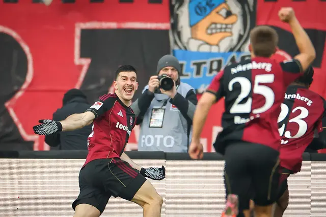 Luka Lotschoschwili (links) bejubelt sein erstes Tor für Nürnberg. | Foto: Daniel Karmann/dpa