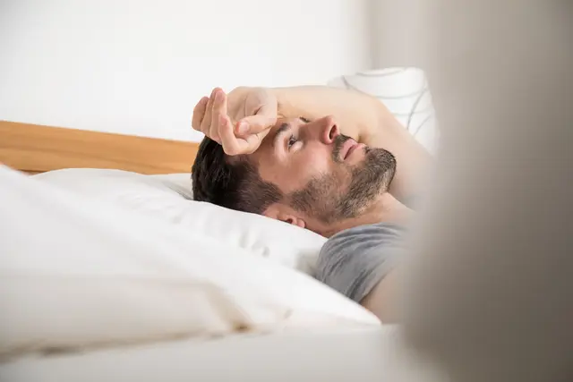 Nächtliches Aufwachen ist ein normaler Bestandteil des Schlafs und meist unproblematisch, doch anhaltende Schlafprobleme mit Auswirkungen auf den Alltag erfordern professionelle Unterstützung. | Foto: Christin Klose/dpa-tmn