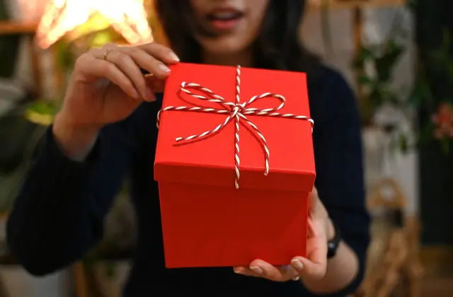 Ich schenk’ mir was: neuer Geschenke-Trend zum Fest. | Foto: Elisa Schu/dpa (Symbolbild)