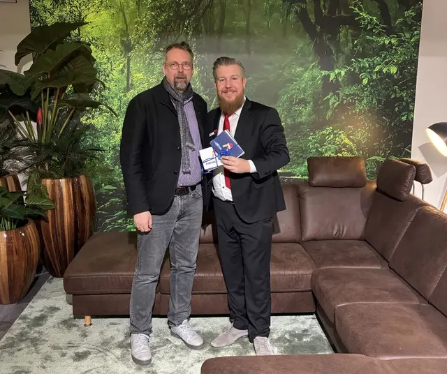 Bei der Spendenübergabe (v.l.) : Christian Debebe (Stellv. Bereichsleitung, Martin-Luther-Haus Nürnberg) und Moritz Heck (Filialleiter Polstermöbel Fischer Nürnberg). | Foto: Polstermöbel Fischer