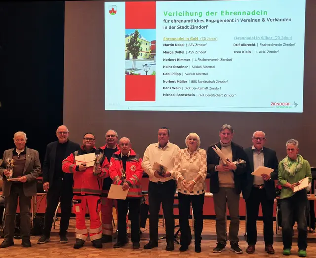 Bürgermeister Thomas Zwingel (2.v.r.) überreichte die Ehrennadeln in Gold und Silber. | Foto: Stadt Zirndorf