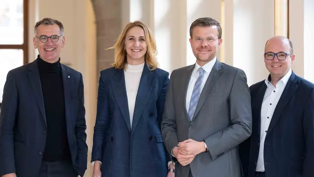 Am 10. Dezember 2025 haben (v. l.) Prof. Dr. Achim Jockwig, Vorstandsvorsitzender des Klinikums Nürnberg, Ina Strickstrock, Vorständin Personal und Unternehmensentwicklung Diakoneo, Oberbürgermeister Marcus König und Thorsten Brehm, Referent für Finanzen, Personal und IT, die Ergebnisse der Verhandlungen zwischen Stadt, Klinikum und Diakoneo bekannt gegeben. | Foto: Christine Dierenbach / Stadt Nürnberg