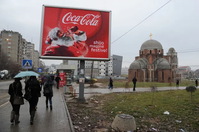 Der Weihnachtsmann von Coca-Cola hat sein Bild weltweit geprägt. Das Foto zeigt eine Werbung in Pristina, Hauptstadt des Kosovo.  | Foto: picture alliance / ZB (Archivbild)