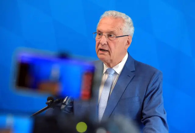 Der bayerische Innenminister, Joachim Herrmann (CSU), sieht keinen Anlass auf den Besuch von Weihnachtsmärkten zu verzichten. (Archivbild) | Foto: Karl-Josef Hildenbrand/dpa