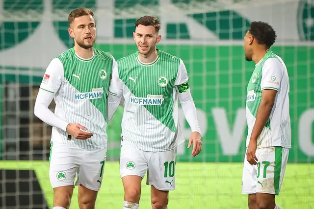 Dennis Srbeny (l) sticht als Joker der Fürther. | Foto: Daniel Karmann/dpa