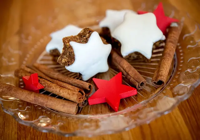 Wir verbinden den Geruch und Geschmack von Lebkuchen, Glühwein und Zimtsternen mit Weihnachten, weil es diese traditionell zu der Zeit bei uns gibt.  | Foto: Hauke-Christian Dittrich/dpa (Symbolbild)