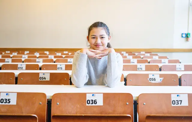 Mit gerade mal elf Jahren hatte Lina Heider im Sommer ihr Abi-Zeugnis in der Tasche. | Foto: Benjamin Westhoff/dpa